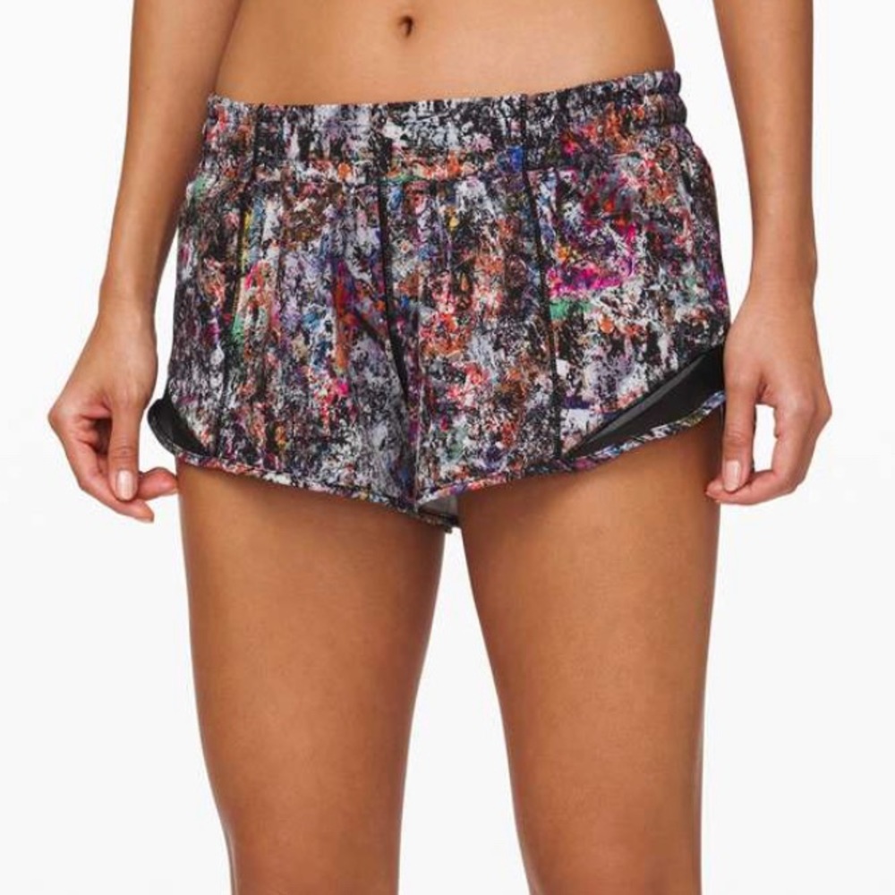 LULULEMON hotty hot 2.5 shorts. Vitalize Multi pattern